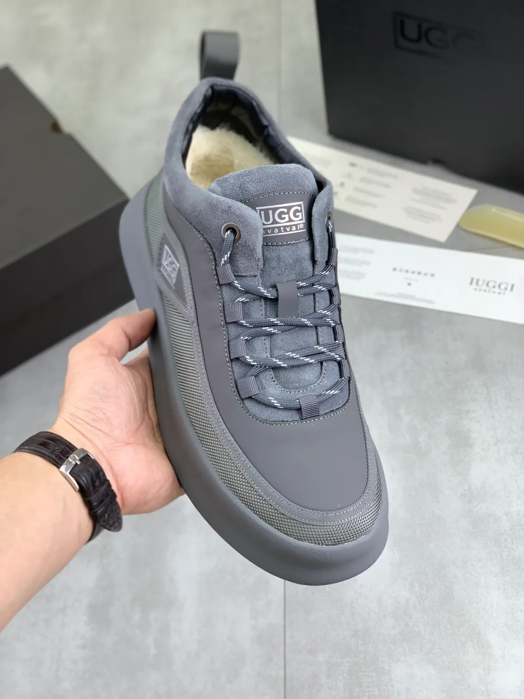 Men's shoes 💰P640 New arrival 🆕🆕🆕 New IUGGI men's shoes. Real cowhide on the outside. Australian wool on the inside. Lightweight and easy to put on. The brand logo has a high-end feel. Men's style! Men's style! Retro outdoor shoes are rarely seen on the market. They look great on the feet. Mainly because they are so stylish. Color: black, gray, maroon. Size: 39-44 999-20